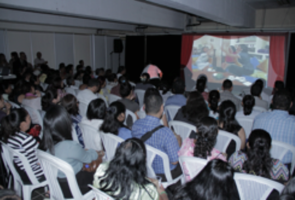 Mujeres viendo cine empresarial